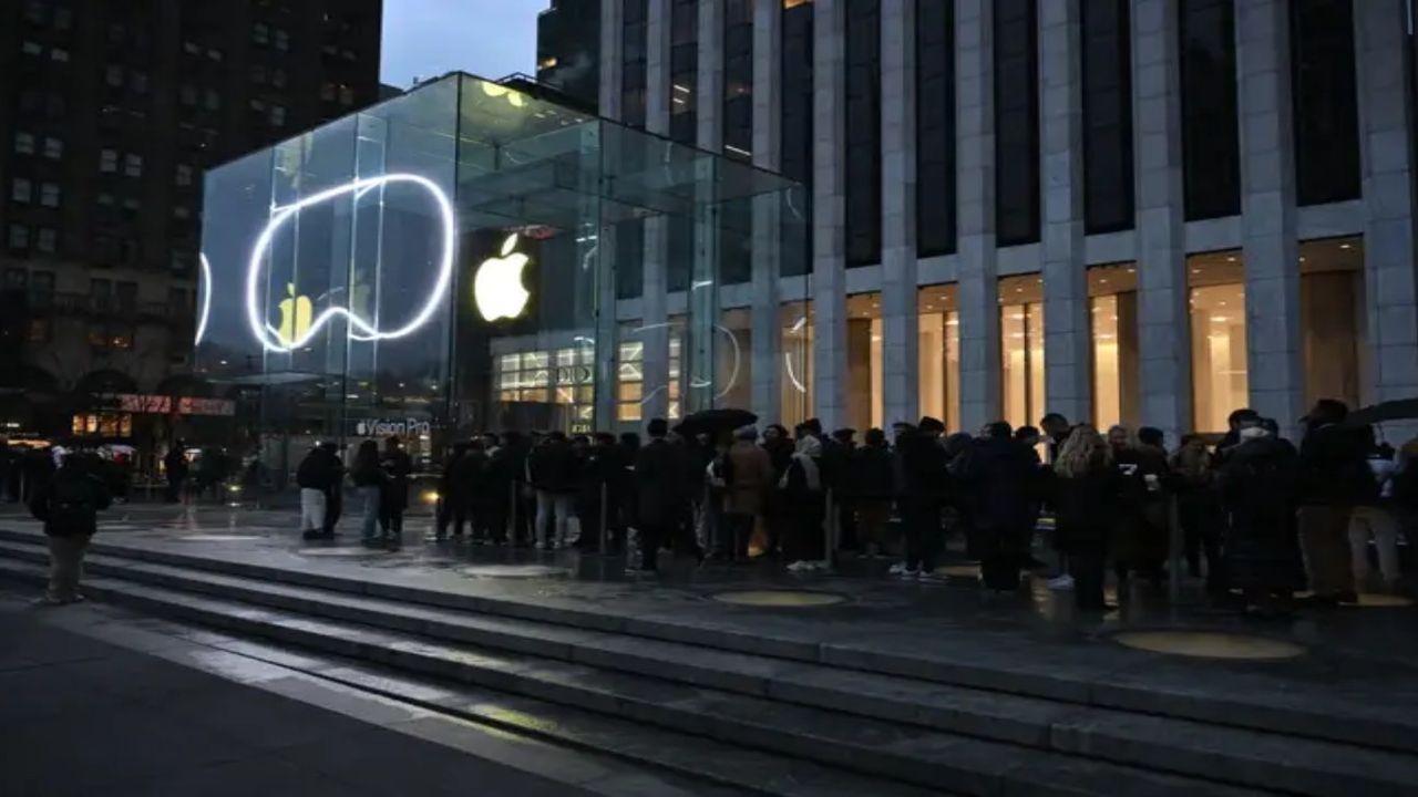 Apple Vision Pro’nun satın almak isteyen insanlar kuyruklar oluşturdu!