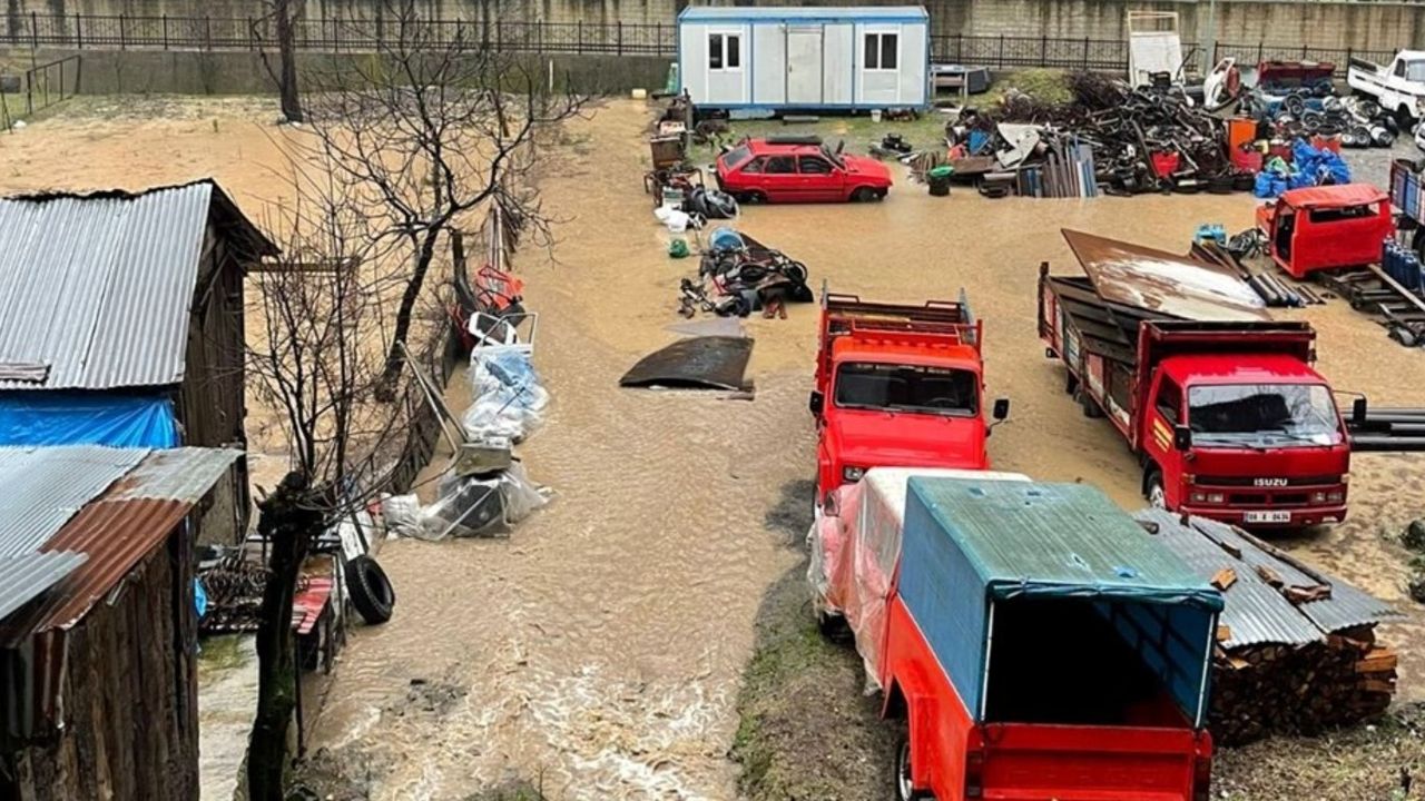 Artvin'de kuvvetli yağış sel ve heyelana neden oldu