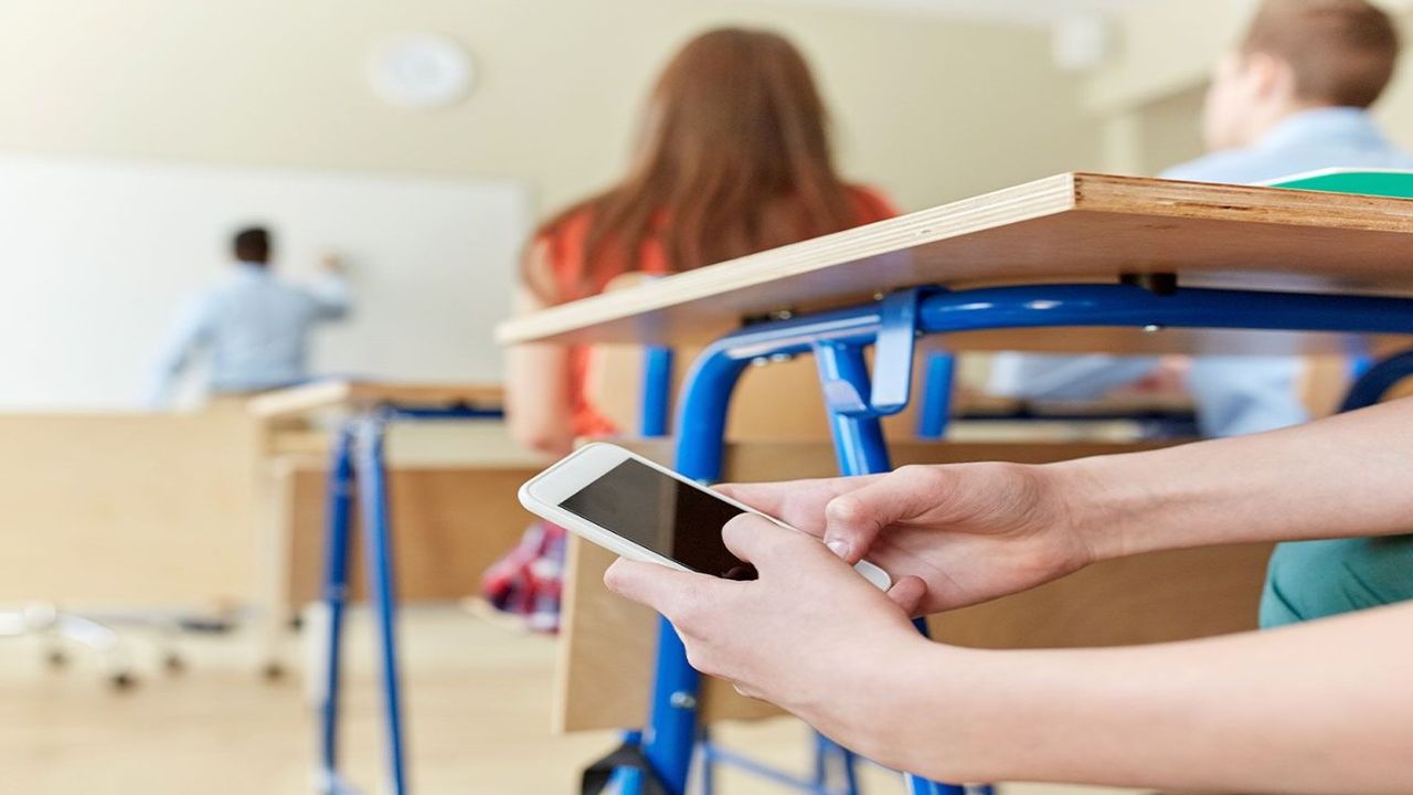 Bakan Tekin’den öğretmenlere sürpriz ziyaret! Cep telefonu yasağına tam destek