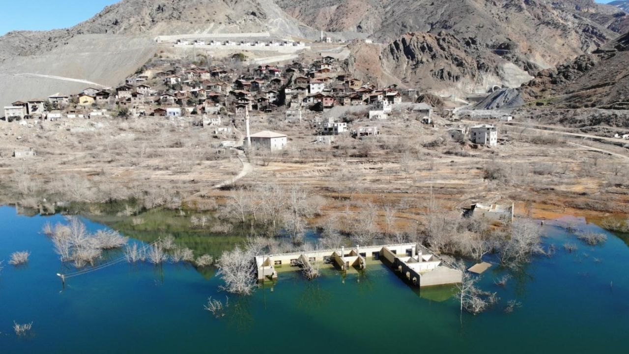 Baraj suları geri çekilince ortaya çıkan köy, tarihi ve gizemli hikayesiyle merak uyandırıyor