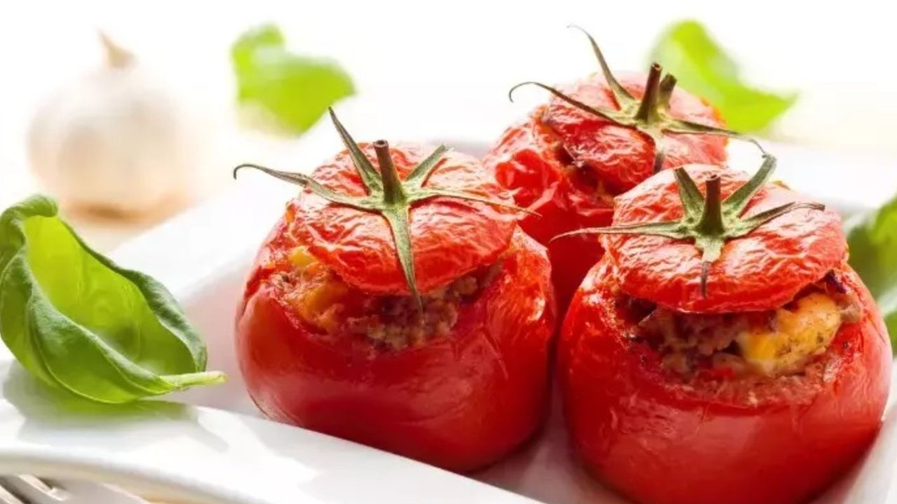 Bu lezzeti bilen yok! Köz tadında domates dolması tarifi: Davet sofralarının vazgeçilmezi olacak