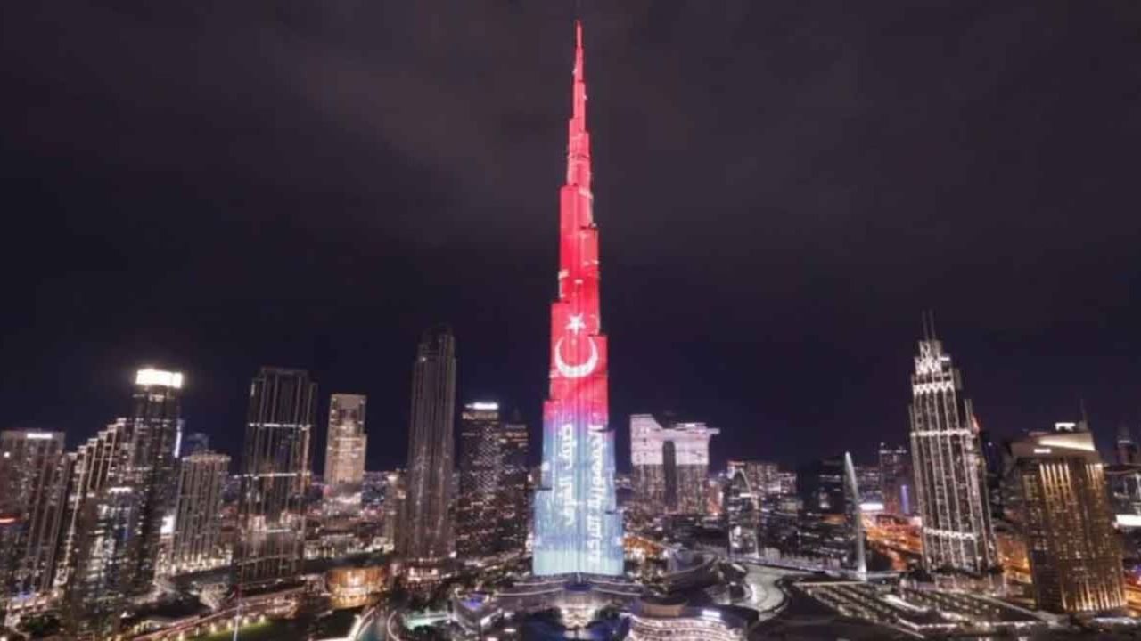 Cumhurbaşkanı Erdoğan Dubai'de: Erdoğan için Burj Khalifa'ya Türk Bayrağı yansıtıldı