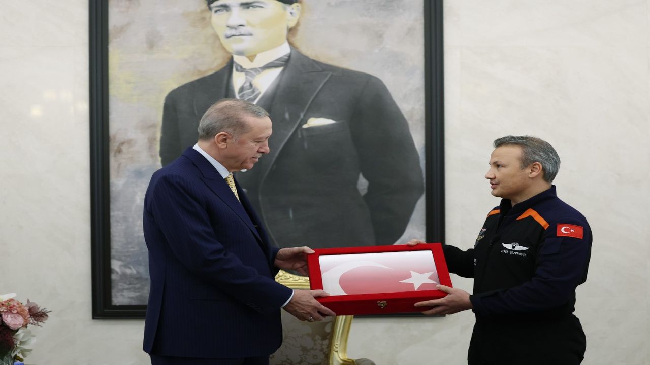 Cumhurbaşkanı Recep Tayyip Erdoğan ilk Türk Astronot Alper Gezeravcı'yı kabul etti