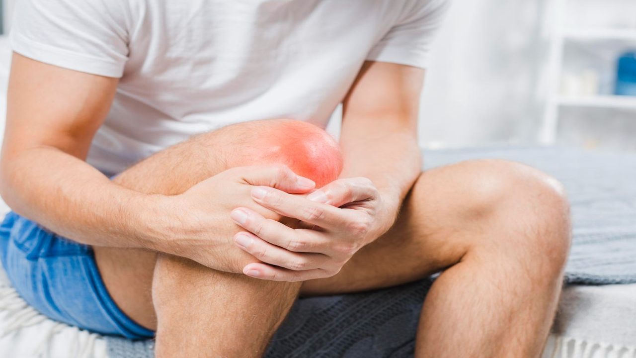 Diz kapağı ağrılarını bıçak gibi kesen yöntem! Günde 2 kere içen tedavi oluyor