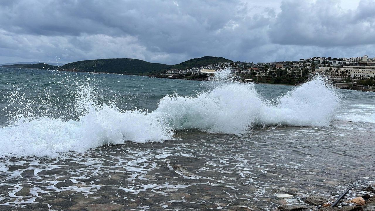 Ege'de dalgaların boyu 3 metreyi aştı: Bölgede fırtına alarmı verildi