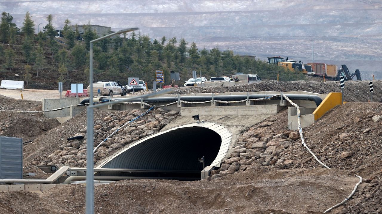 Erzincan maden ocağında mahsur kalan personellerin arama çalışmalarında yoğun metal tespit edildi