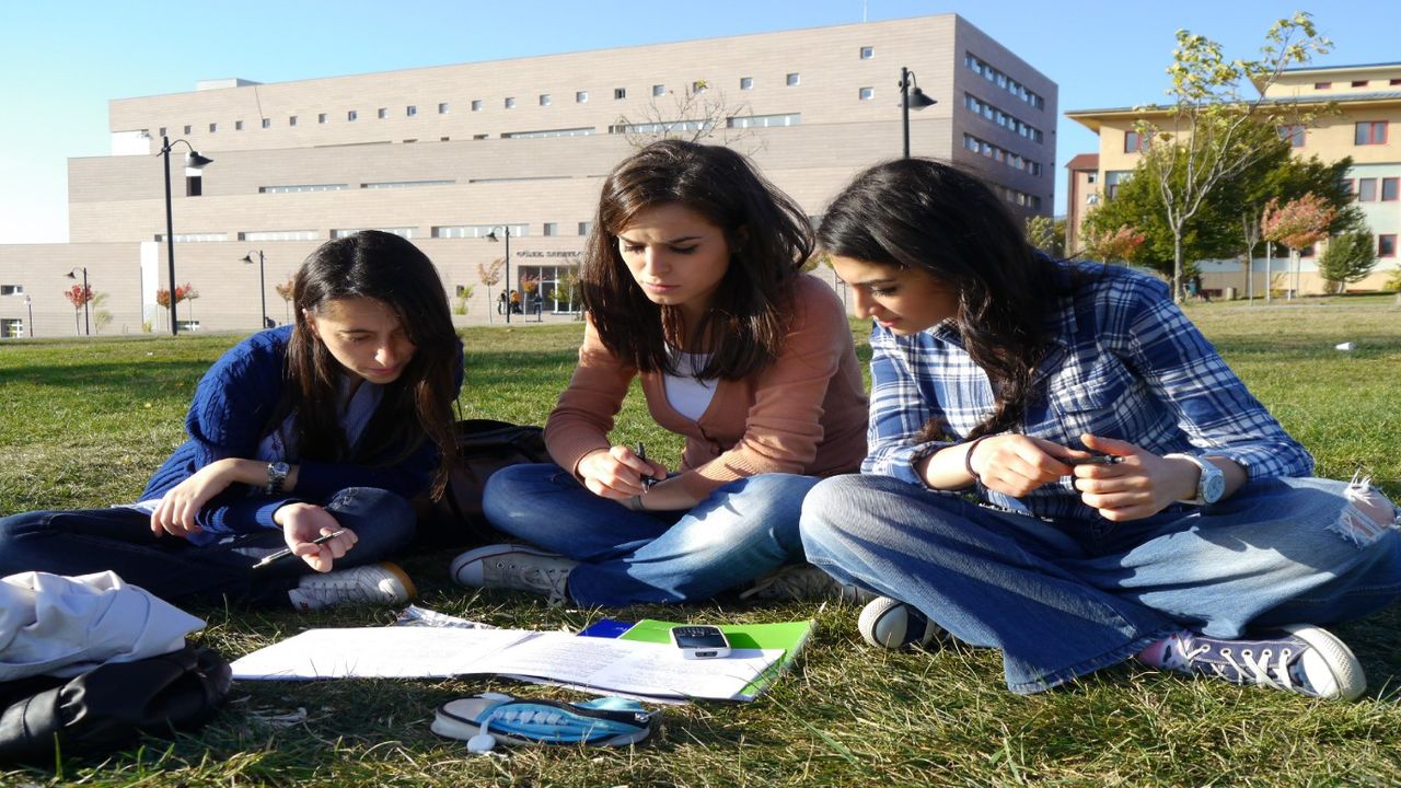 Hayalet üniversiteler dünyayı aydınlatıyor! Öğrenci yok diye eleştirilen Anadolu üniversitelerinden dünyaya örnek projeler