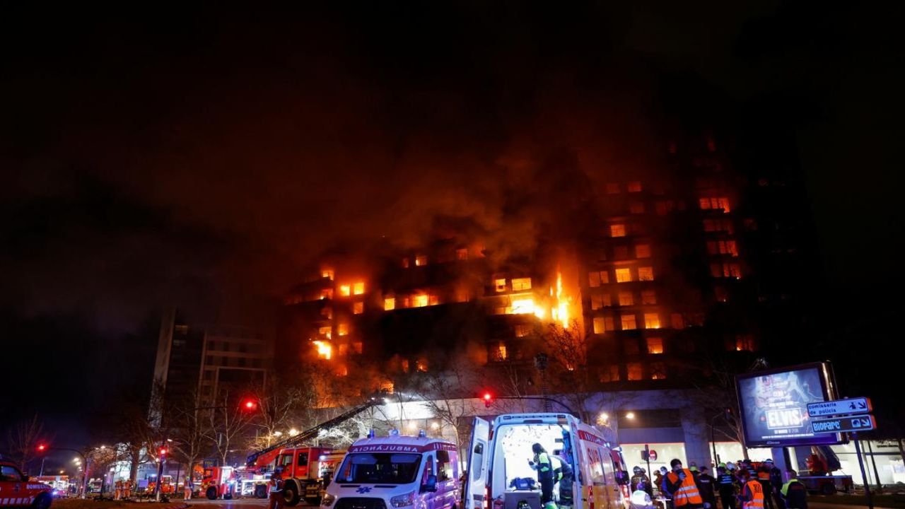 İspanya'da 14 katlı binada yangın çıktı: Farklı bloklardan oluşan bina yangın sonrası küle dönüştü