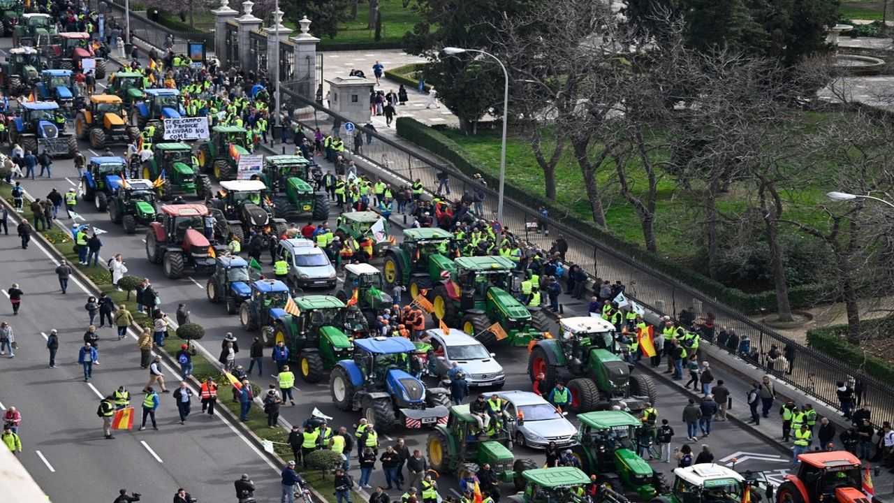 İspanya'da çiftçiler Madrid'de yol kapattılar
