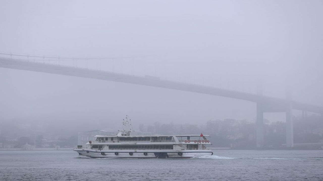 İstanbullular sis bulutunun içerisinde güne başladı: Sis ulaşım ve deniz trafiğini olumuz etkiledi