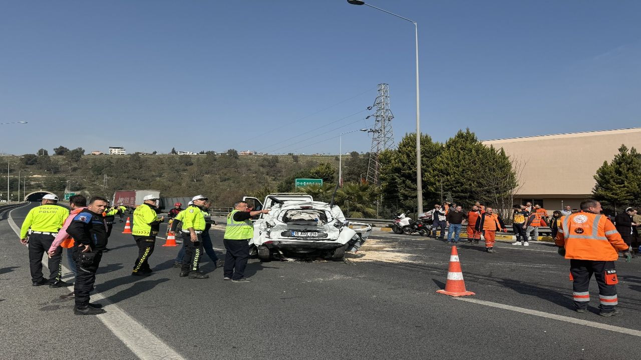 İzmir'de iki TIR birbiri ile çarpıştı: Arada kalan otomobil sürücüsü feci şekilde can verdi