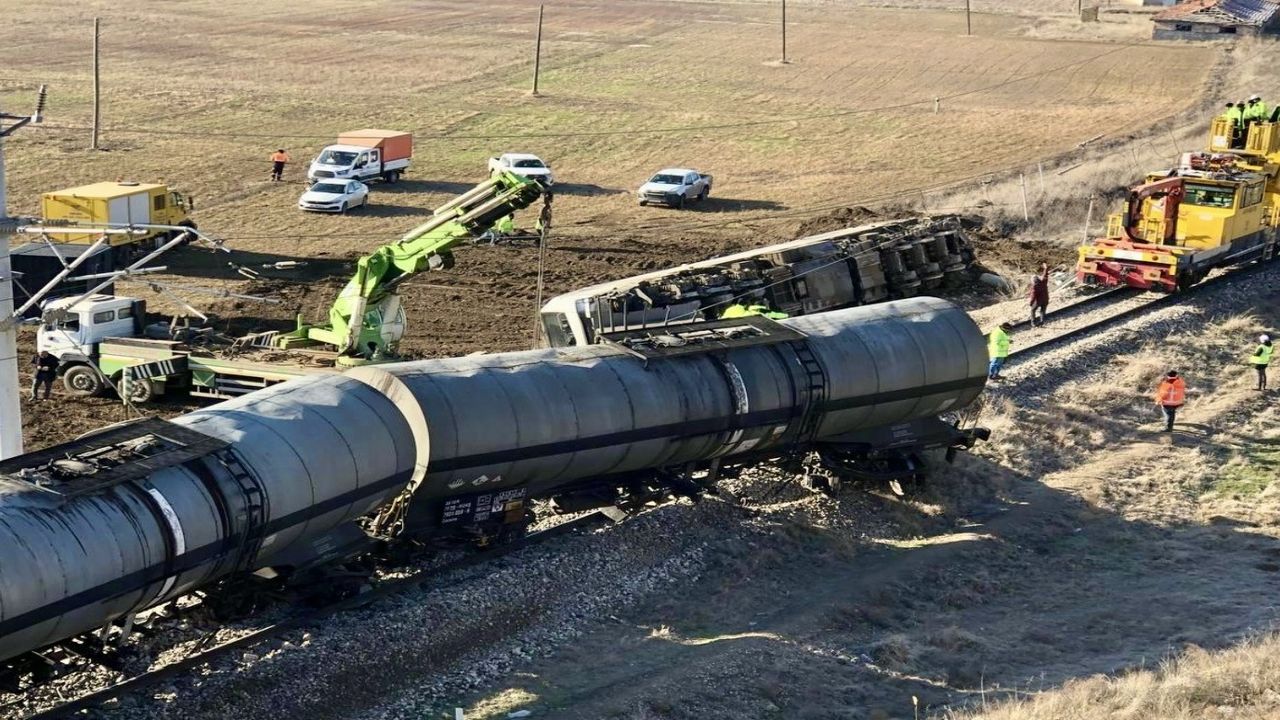 Kırıkkale'de tren yaylarına düşen istinat duvarı yük treninin devrilmesine neden oldu: 2 makinist yaralandı