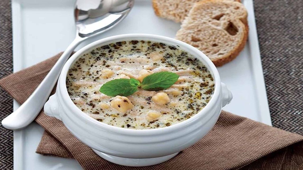 Kış gününde içinizi ısıtacak erişteli yoğurt çorbası tarifi! Buram buram Anadolu kokuyor