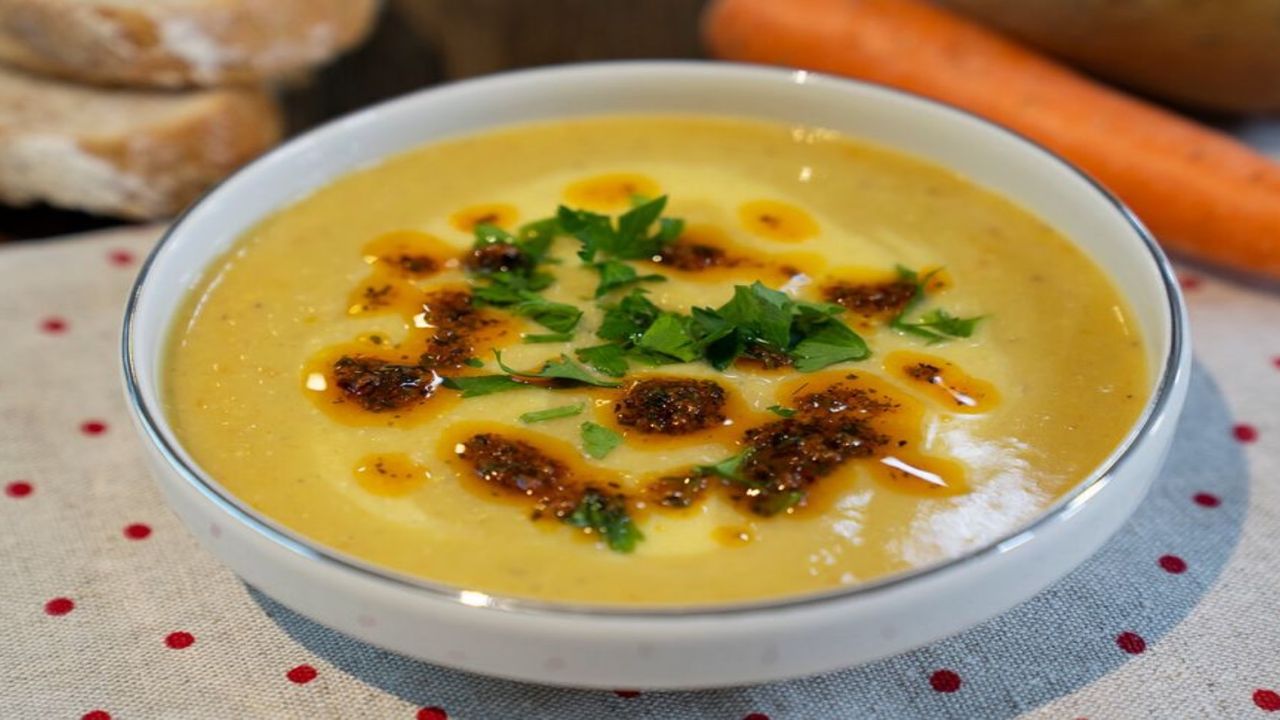 Klasik mercimek çorbası tariflerini bir kenara bırakın! Lezzet dolu karamelize havuçlu mercimek çorbası