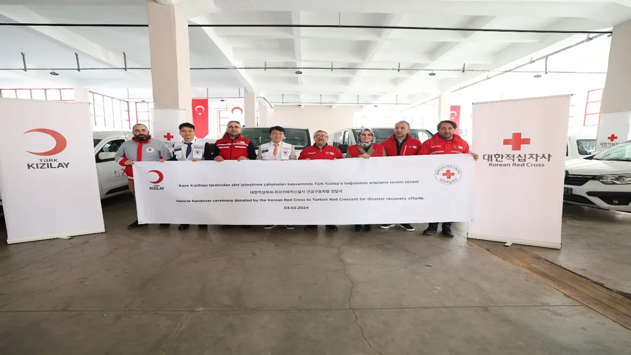 Kore Kızılhaç Türk Kızılay'ına destek: 43 acil durum aracı bağışladı