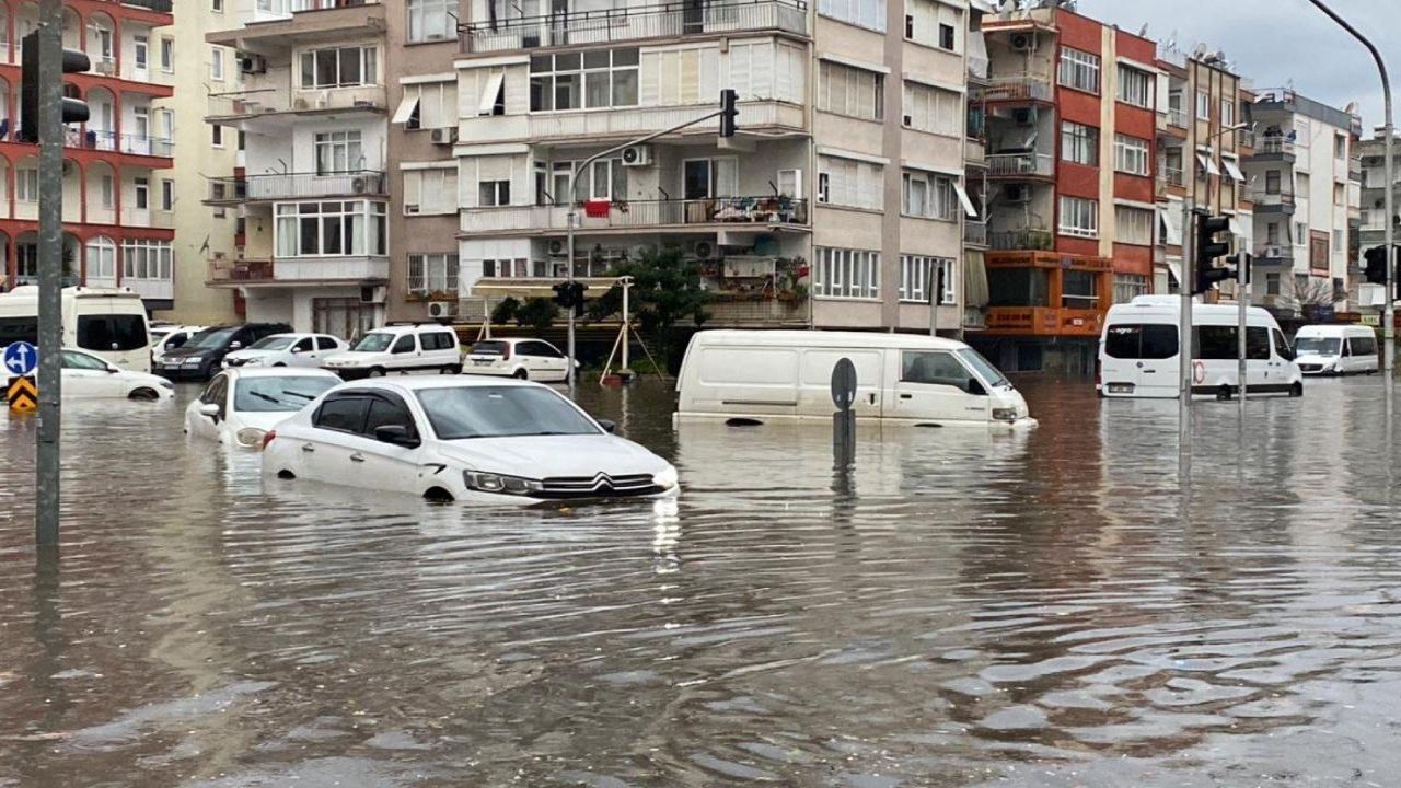 Kuvvetli yağışların etkisi ile selden etkilenen Antalya'da 4 ilçe ''afet bölgesi'' ilan edildi