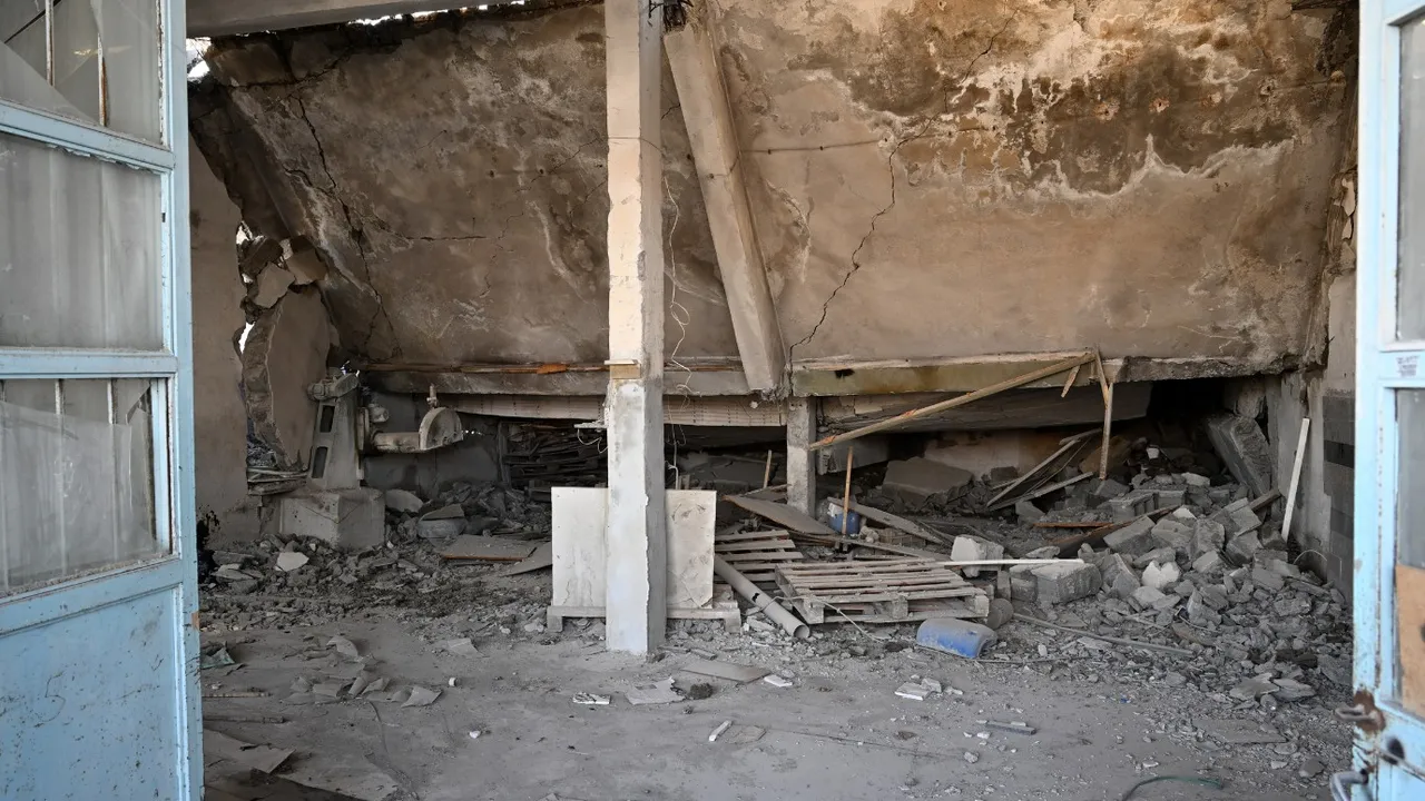 Malatya'da depremde hasar alan 6 iş yeri çöktü