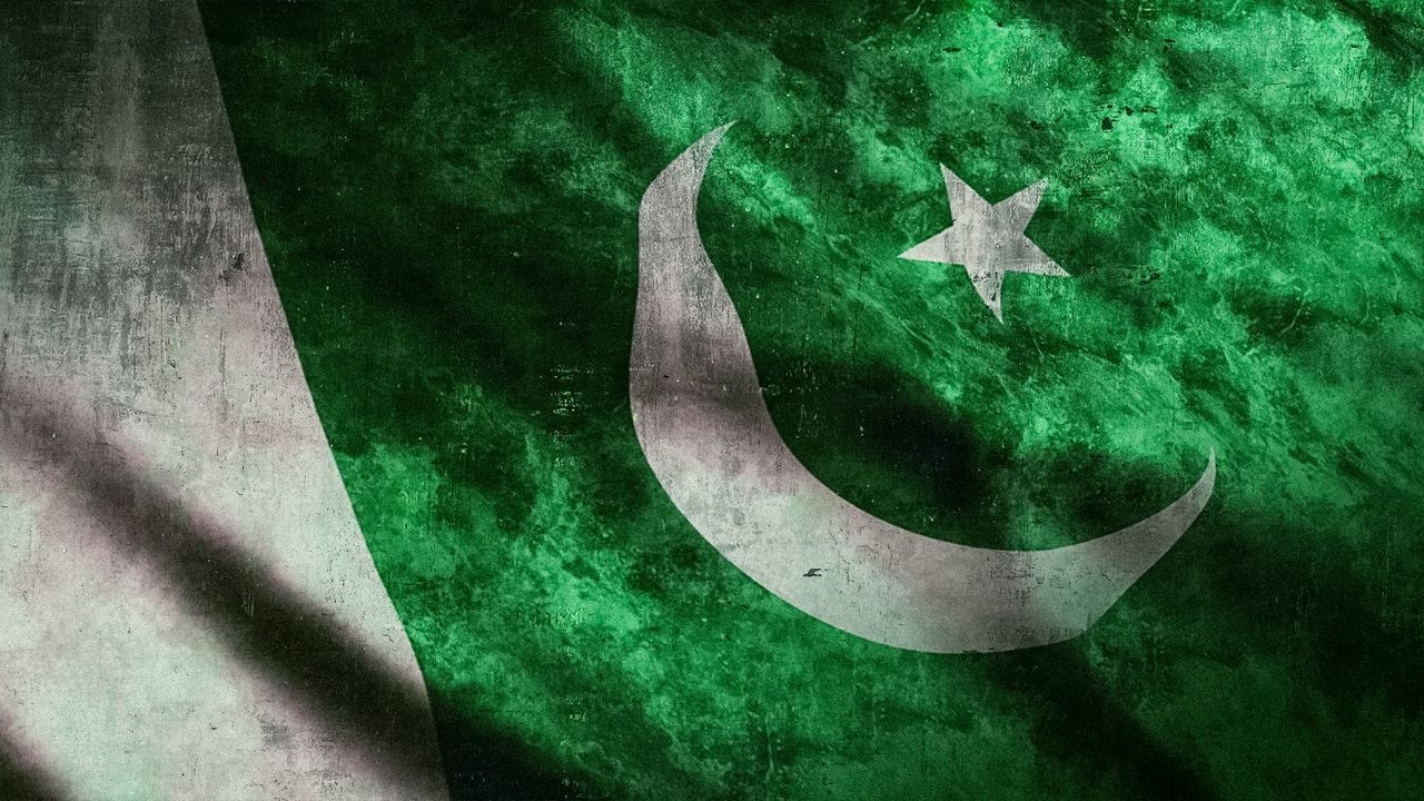 Pakistan'da milletvekiline bombalı saldırı: 12 kişi hayatını kaybetti