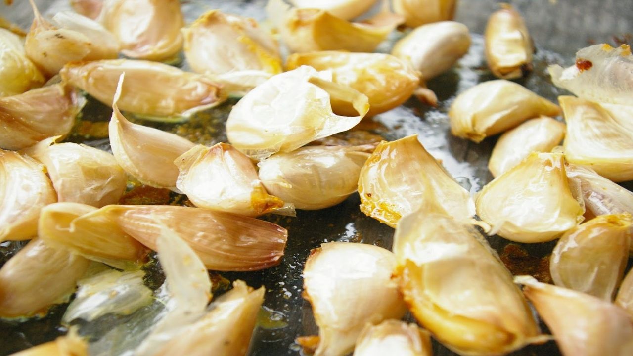 Sarımsağı böyle tüketince faydası 8'e katlanıyor! Sarımsağı dolaptan çıkarın ve kavurmaya başlayın