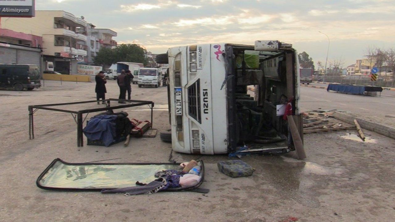 Tarım işçilerini taşıya midibüs devrildi: 15 yaralı