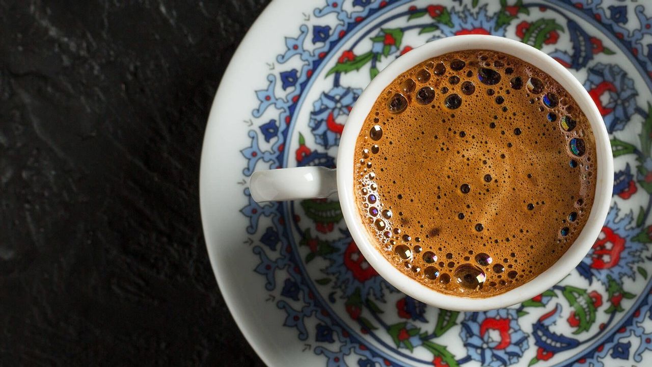 Türk kahvesini böyle saklayınca asla bayatlamıyor! Her daim taze kahve için içine bunu ekleyin