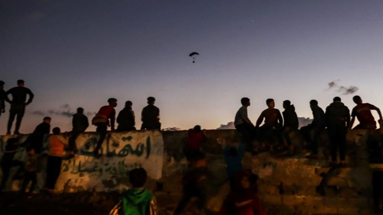 Ürdün Gazze'ye yardımlarını havadan paraşütlerle ulaştırmayı sürdürüyor