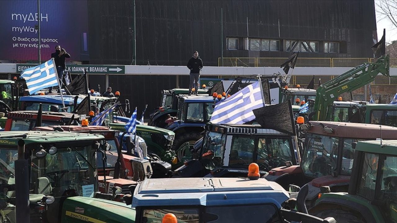 Yunanistan'da çiftçilerin yol kapatma eylemi sürüyor