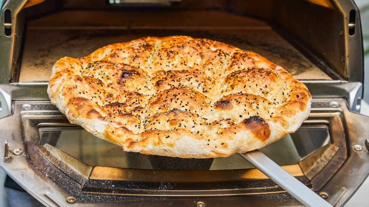 Akşamdan kalan Ramazan pidelerinden pizza tarifi! Lezzetine doyum olmuyor