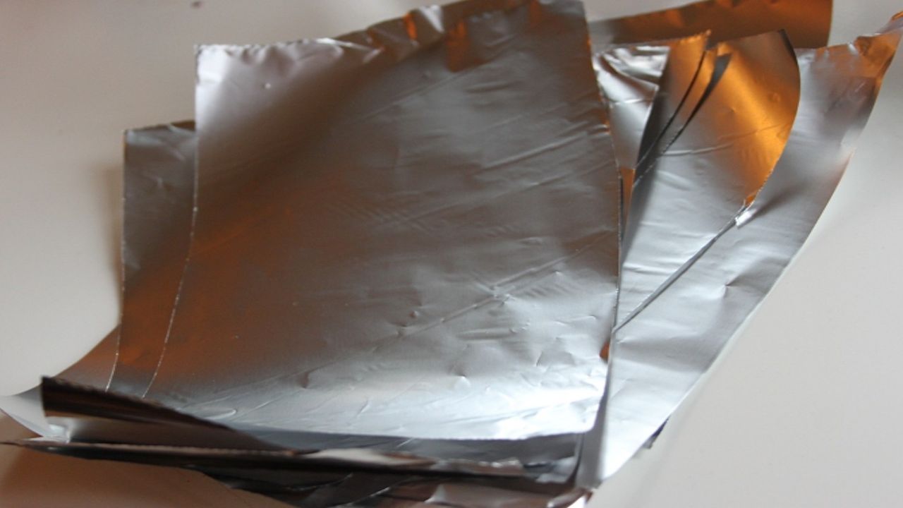 Alüminyum folyoyu bu şekilde uygulayınca, negatif enerjini alıyor soğuk algınlığı bırakmıyor