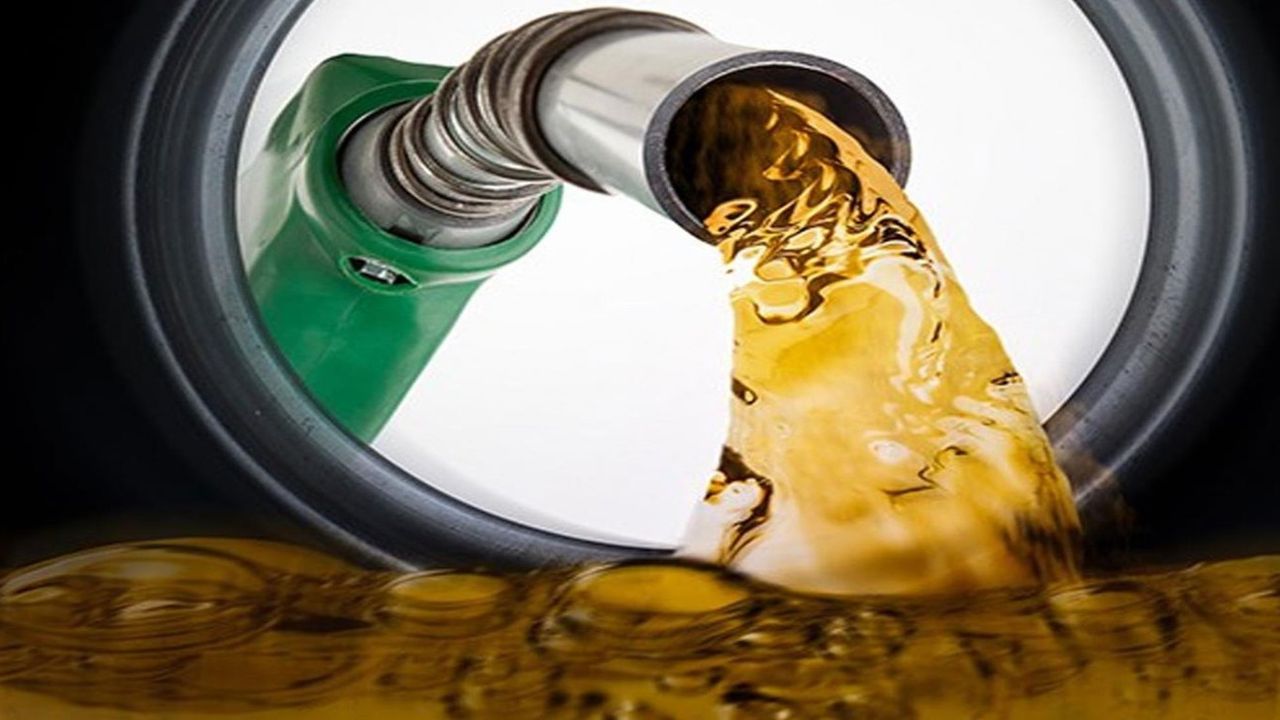 Benzin yeni zamlarla rekor fiyata ulaştı 