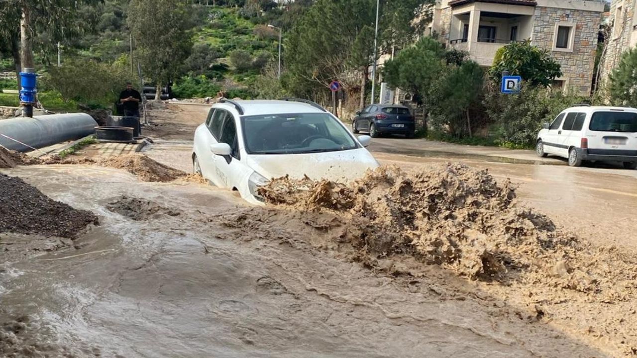 Bodrum'da içme suyu hattı patladı: Yol sular altında kaldı, oluşan çukurlarda araçlar zorlukla kurtarıldı