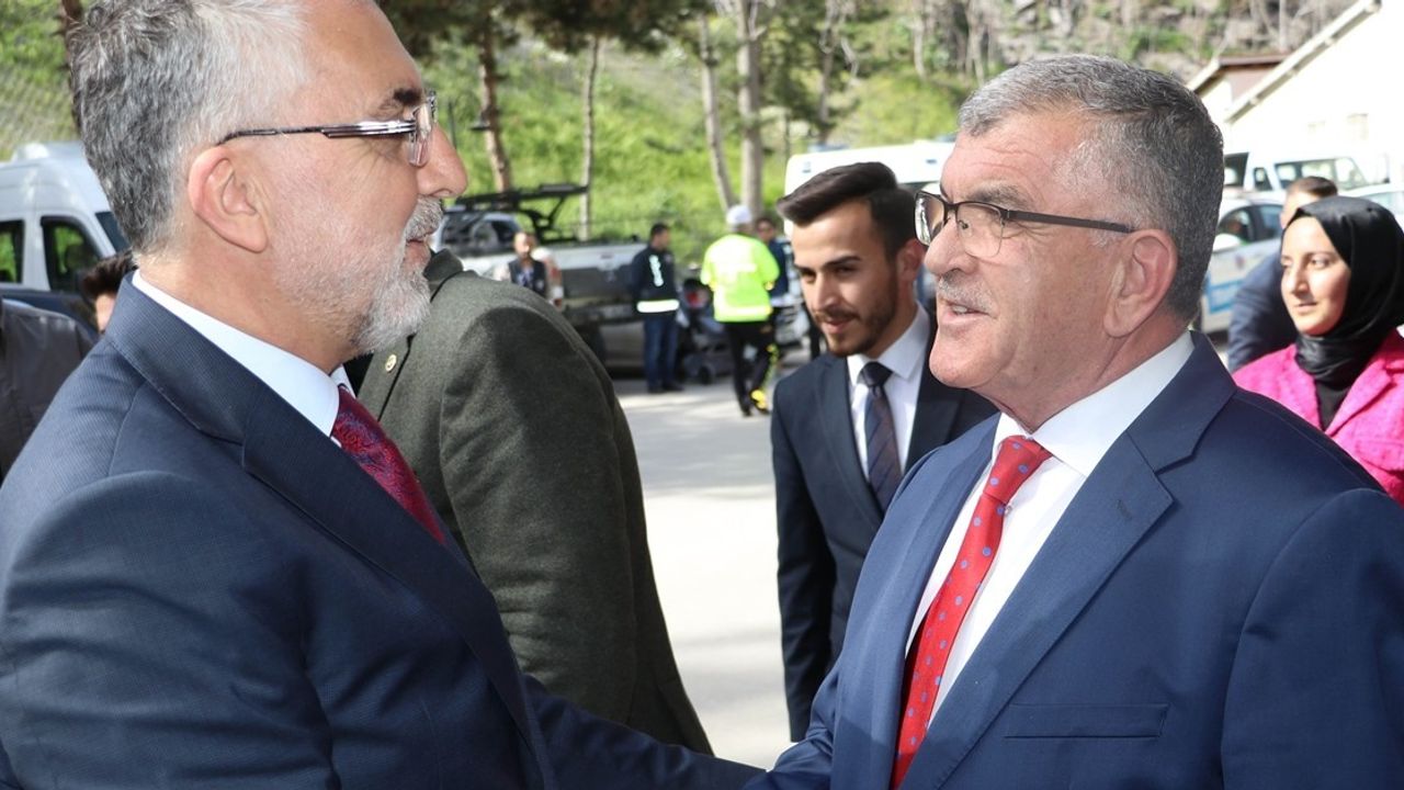 Çalışma Bakanı Vedat Işıkhan, Amasya'da İş Dünyasıyla Buluştu ve AK Parti Seçim Merkezini Ziyaret Etti