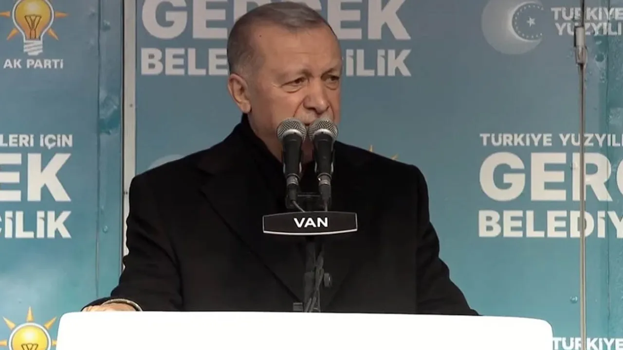 Cumhurbaşkanı Erdoğan'dan Van mitinginde konuştu: "Milletimiz bu oyunların hesabını sandıkta soracak"