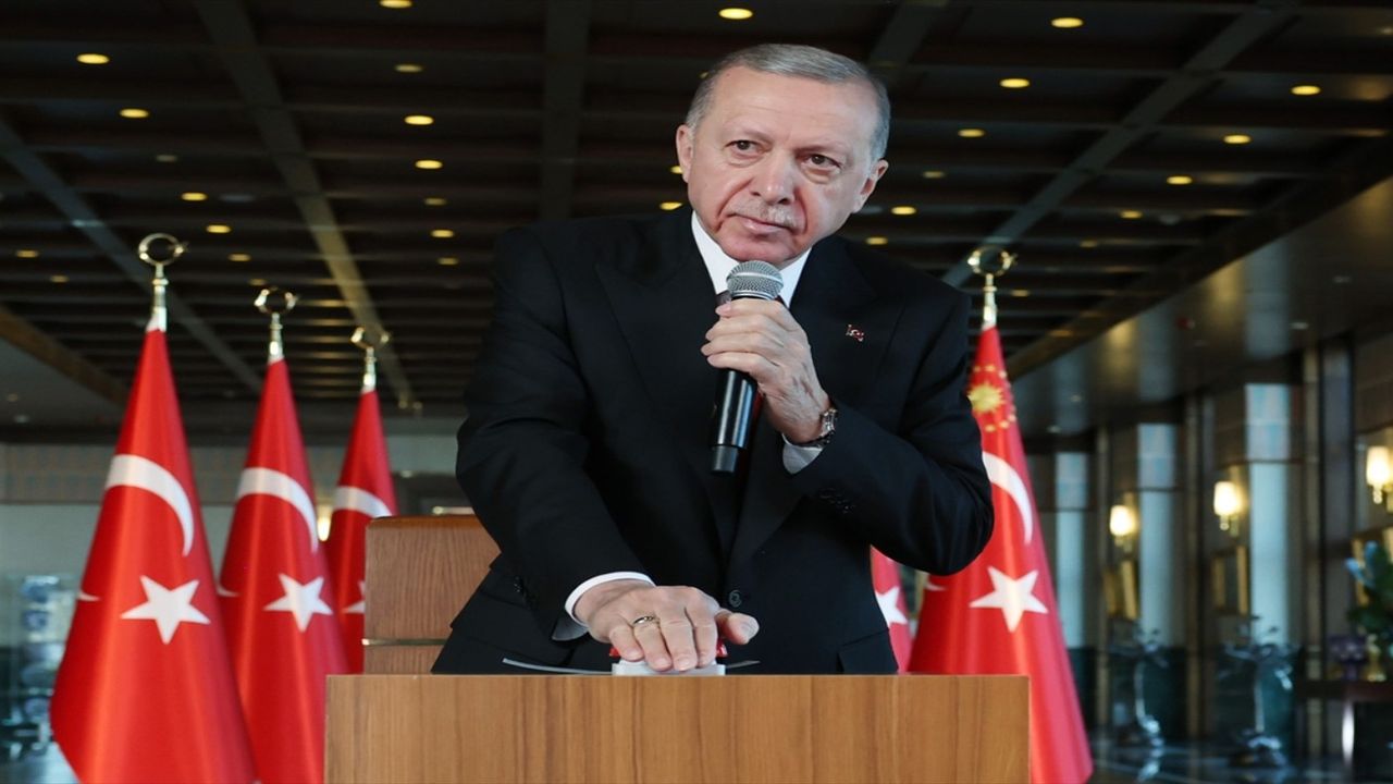 Cumhurbaşkanı Erdoğan deprem konutlarının anahtar teslim töreninde konuştu: “Deprem yükünü ülkenin sırtından kaldıracağız”