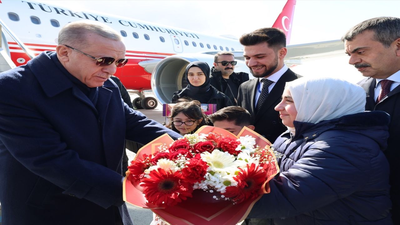 Cumhurbaşkanı Erdoğan Erzurum’da çiçeklerle karşılandı