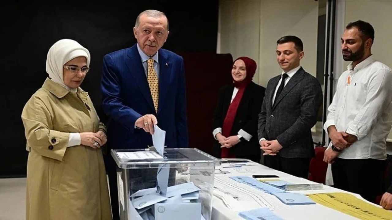 Cumhurbaşkanı Recep Tayyip Erdoğan ve eşi Emine Erdoğan, Üsküdar'da oy kullandı