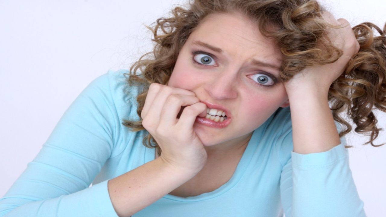 Emzik gibi tırnakları sürekli ağzında olanlar dikkat! Bu baş belası alışkanlığınız bu yöntemle son bulacak