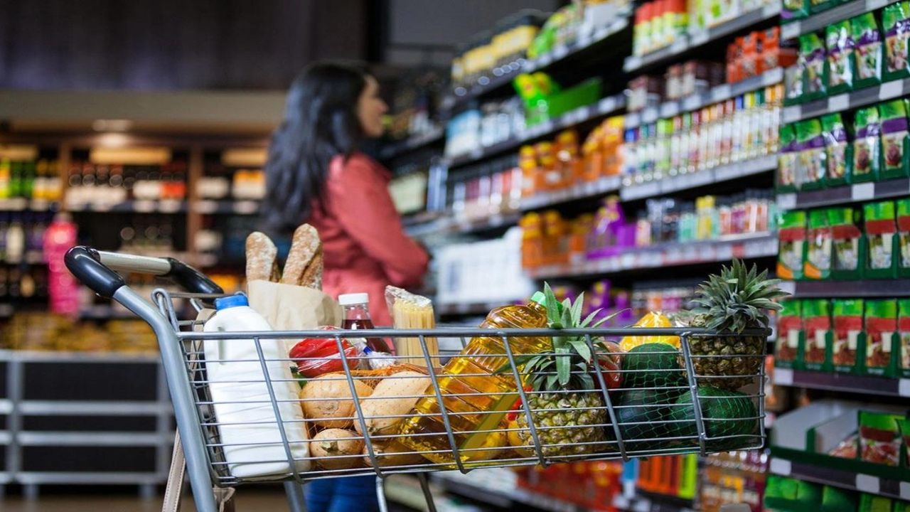 Eski fiyatları özleyen o marketi sorup soruşturacak! 2 kg un 36,99 5 kilo şeker 134 TL’den kapış kapış gidiyor