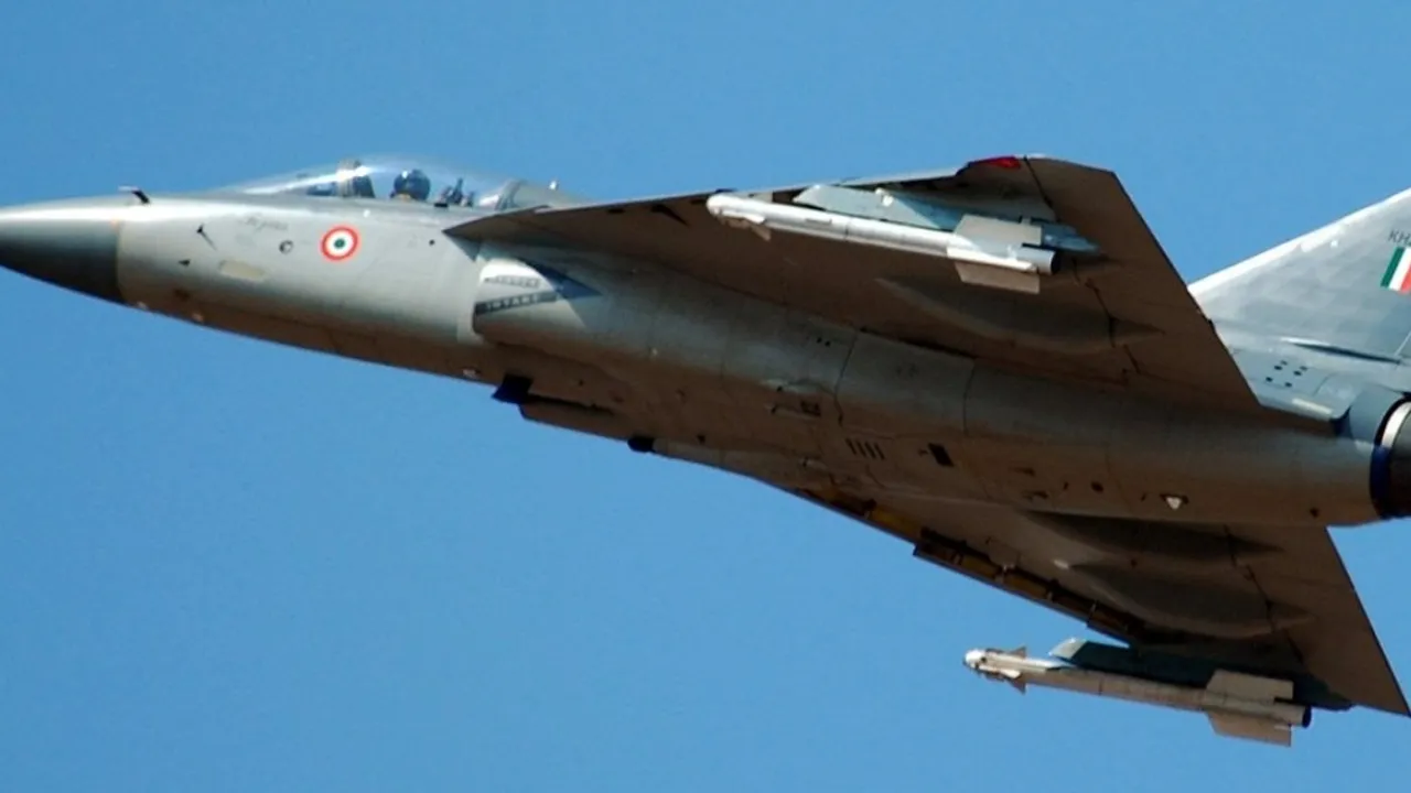 Hindistan Hava Kuvvetleri'ne Ait Yerli Üretim Savaş Uçağı Düştü, Pilot Kurtarıldı