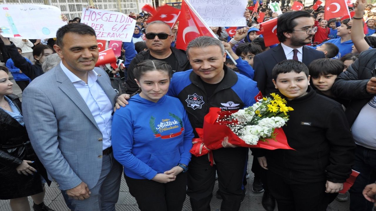 İlk Türk astronot Alper Gezeravcı’dan anlamlı ziyaret