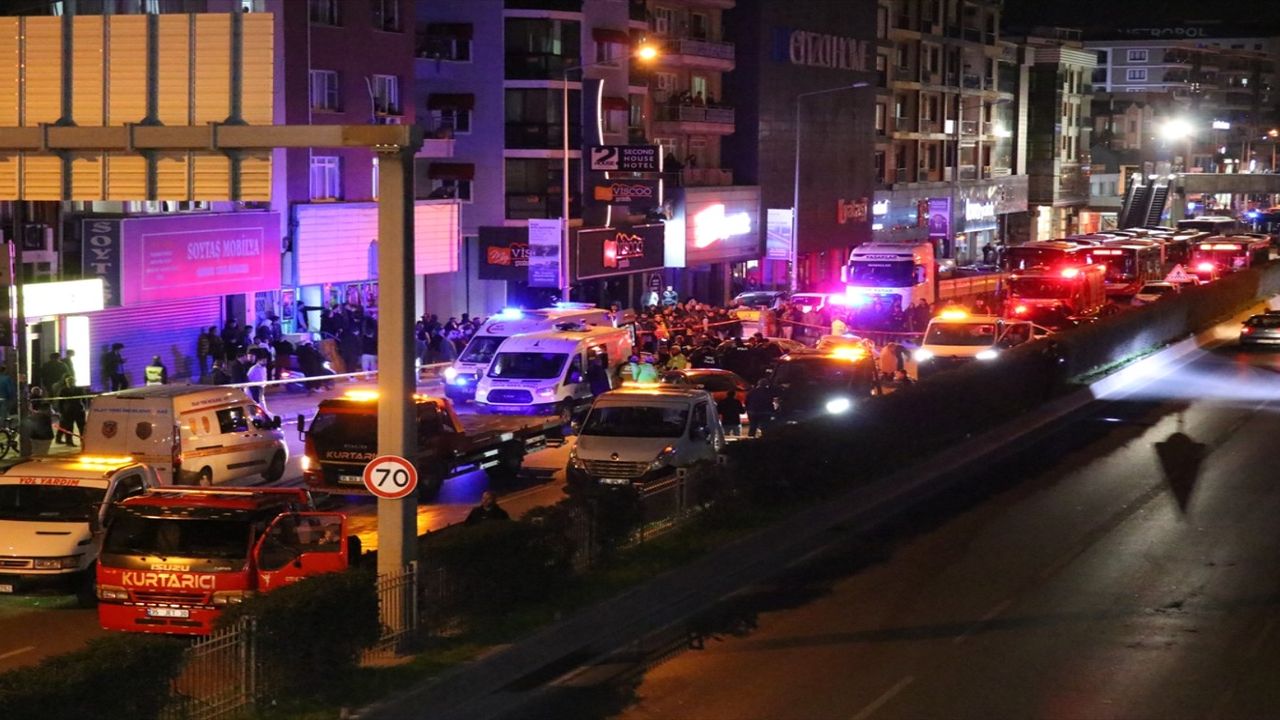İzmir’de akılalmaz kaza: 5 otomobil 1 scooterın karıştığı kazada 2 kişi hayatını kaybetti
