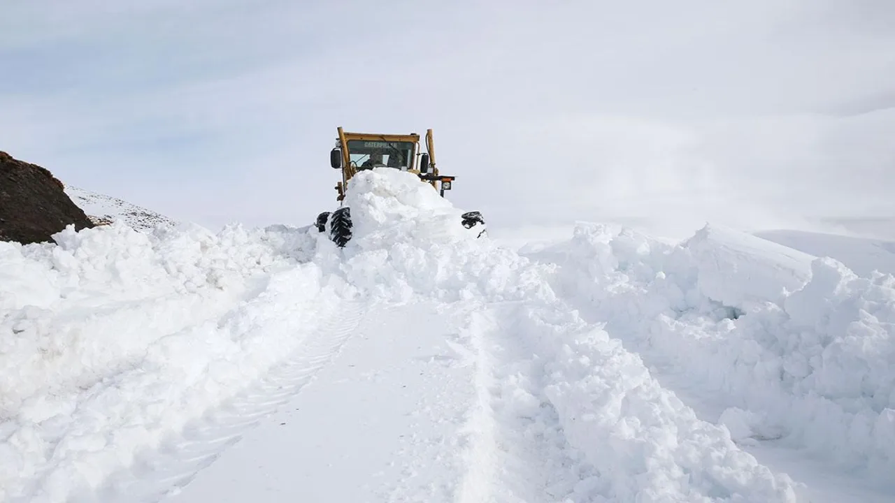 Kar yağışı Doğu’yu esaret altına aldı: 594 yerleşim yerine ulaşım kapandı