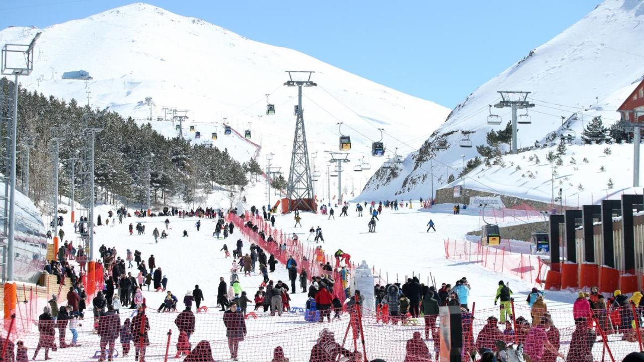 Kayak severlere güzel haber: Palandöken’de etkili olan kar yağışıyla kayak sezonu uzayacak