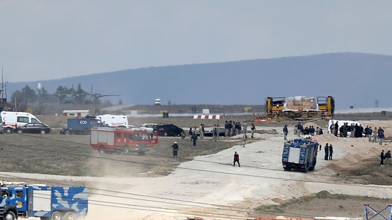 Konya'da Türk Yıldızları uçağı düştü! Pilot kurtuldu, 1 şehit
