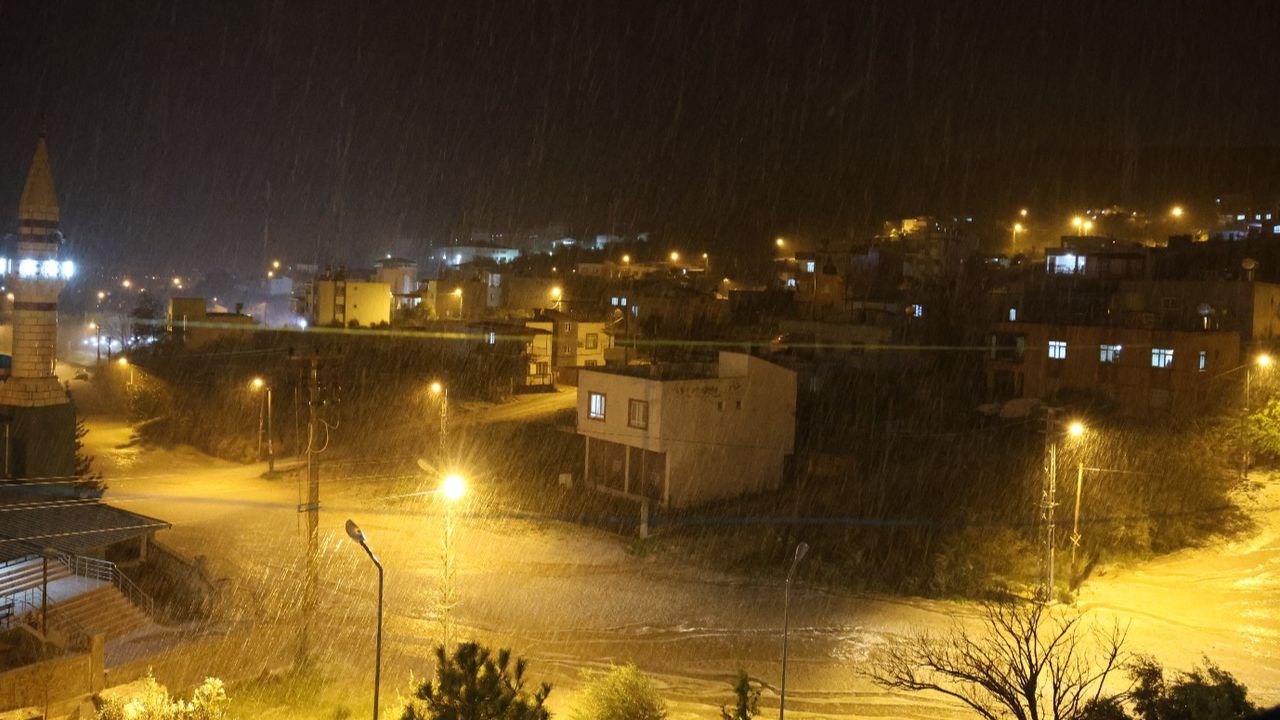 Kozan'da yoğun dolu yağışı trafiği felç etti