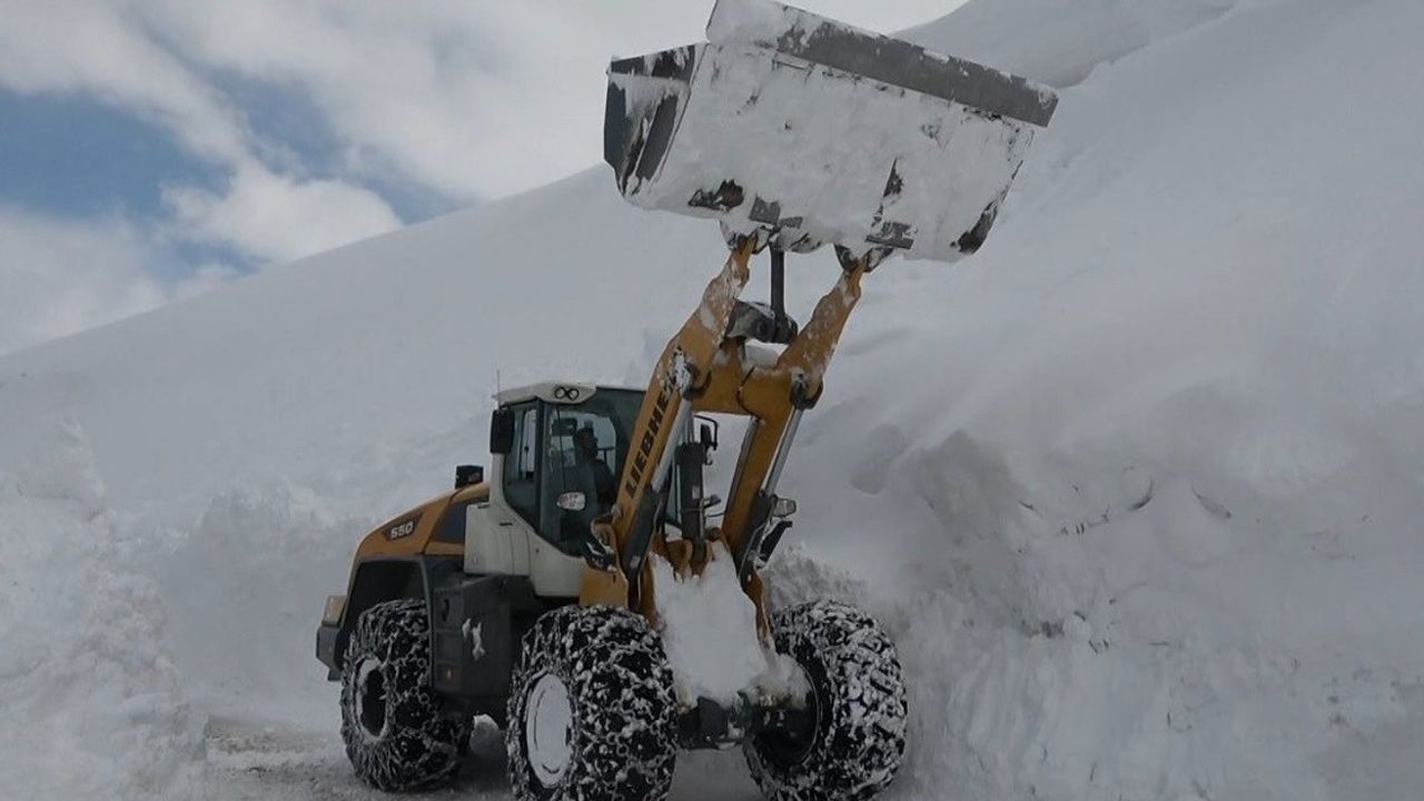 Muş'ta kar kalınlığı 4 metreye ulaştı! Kar temizleme ekipleri çığ tehlikesiyle karşı karşıya