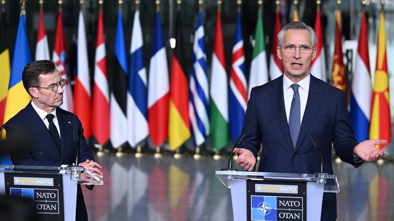 NATO'nun 32. Üyesi İsveç, Bayrağını Brüksel'de Dalgalandırdı: Stoltenberg'ten Putin Yorumu
