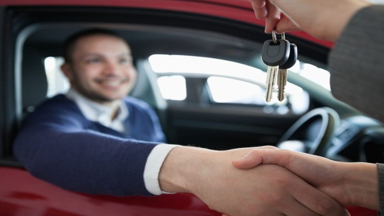 Şimdi parasını cebe atan iki aya otomobil alıyor! Mahkeme'den 30 bin liralık kırmızı Lada Samara