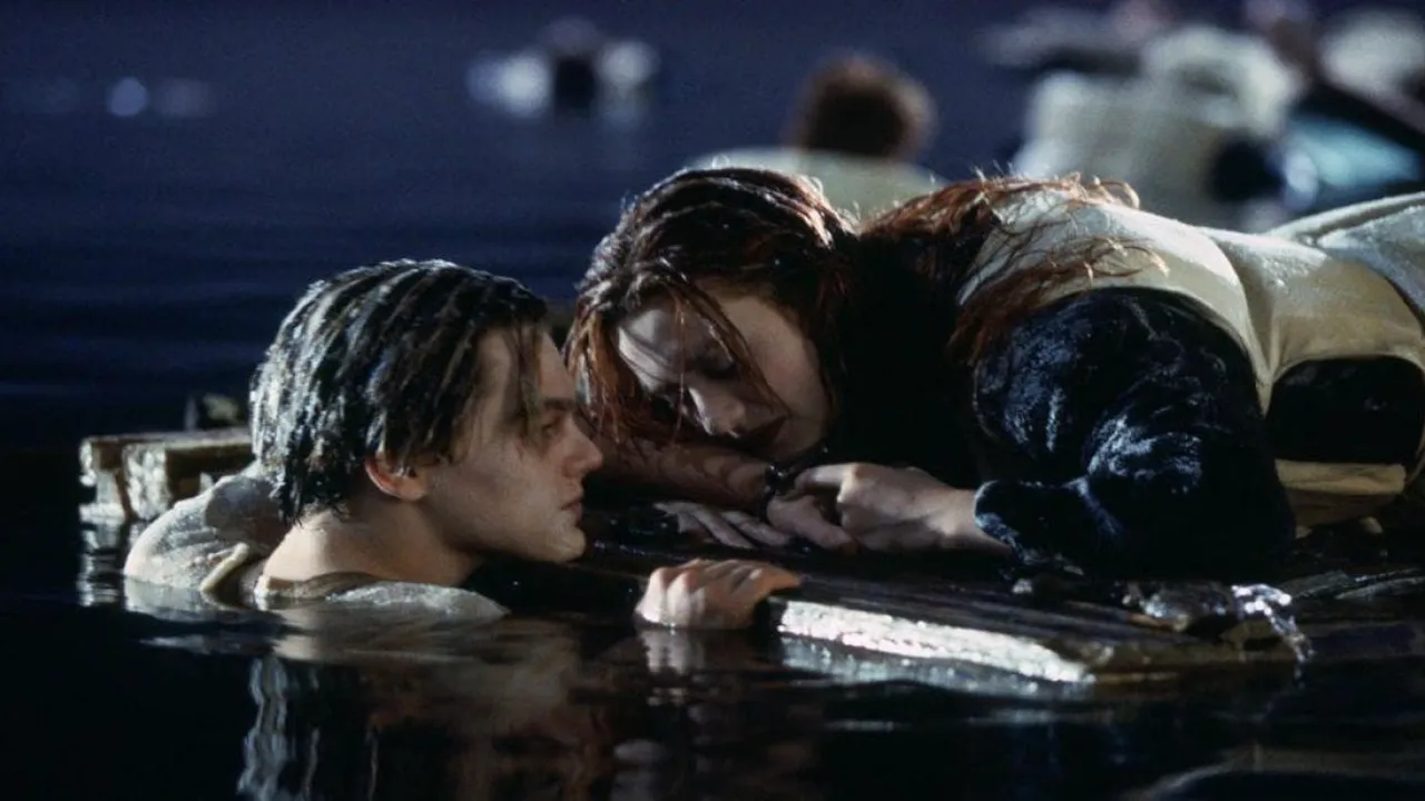 Titanik filmindeki hayat kurtaran kapı rekor fiyata satıldı: 718 bin 750 dolar!