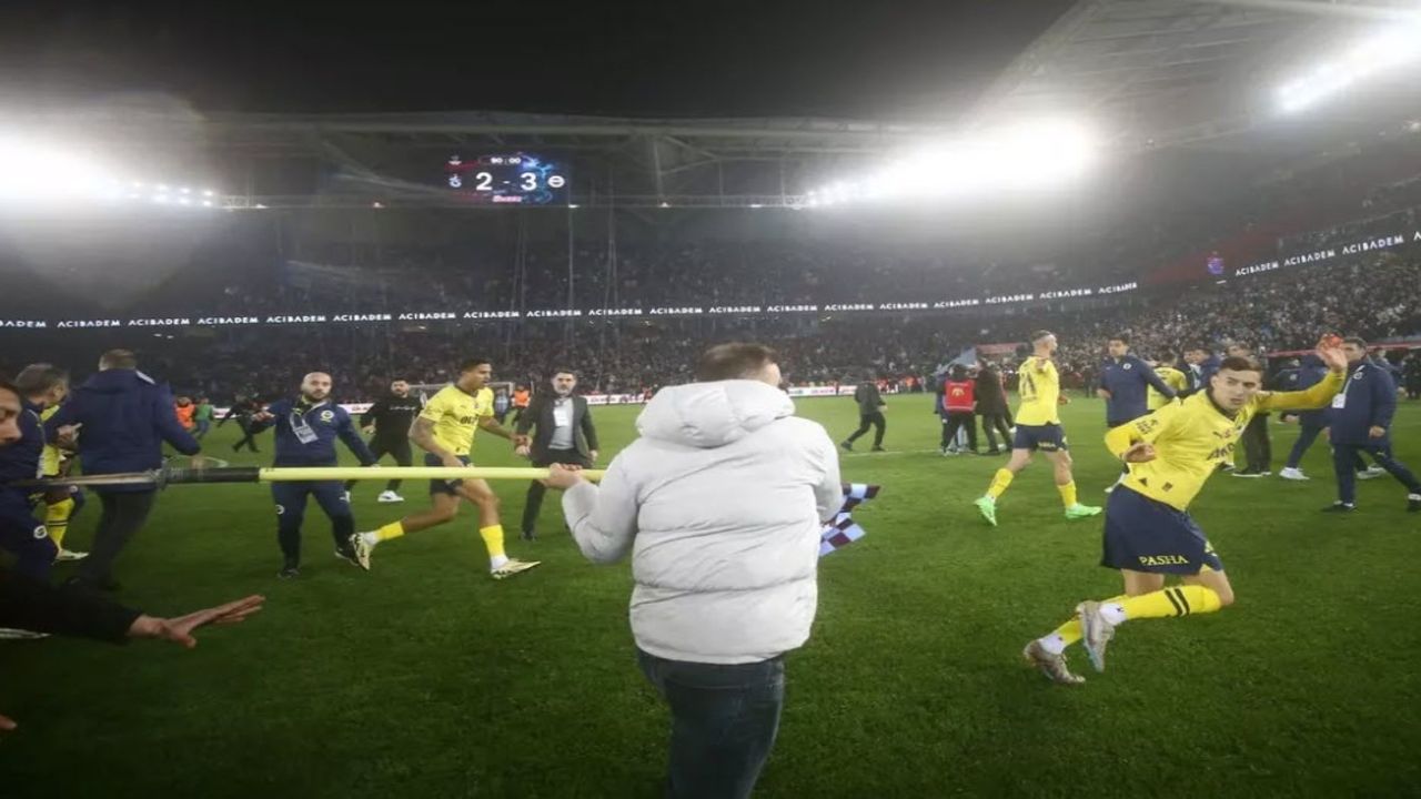 Trabzonspor-Fenerbahçe maçı sonrası sahada çirkin görüntüler: Mert Müldürü ofsayt bayrağıyla kovalandı